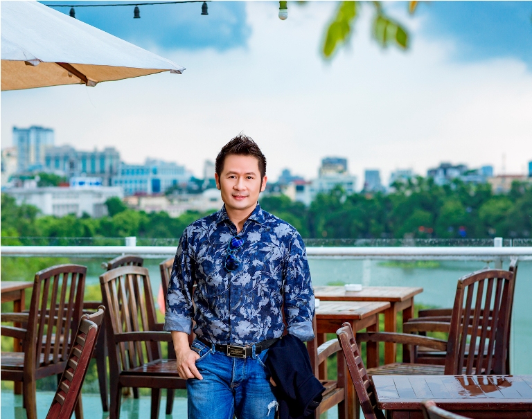Bằng Kiều mặc sơ mi hoa, thảnh thơi ngắm phố phường Hà Nội ảnh 6